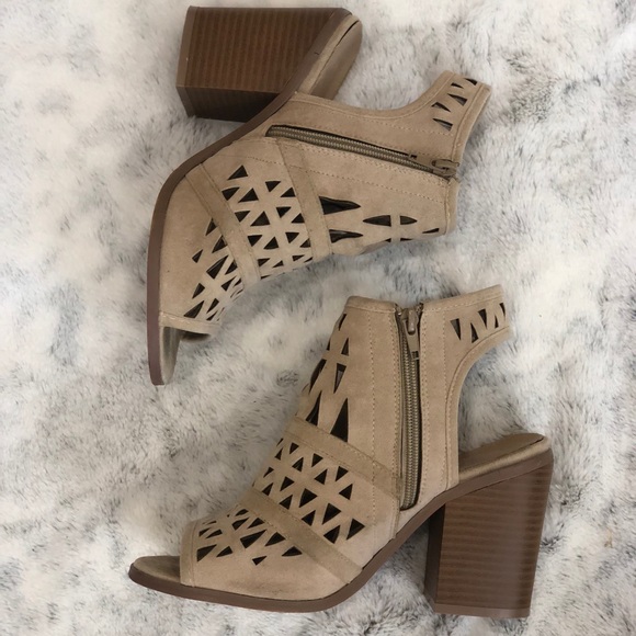 Yoki Laser cut block heel sandals. Size 8.5 - Picture 4 of 5